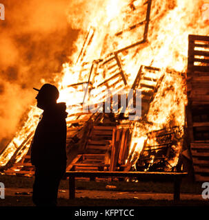 Dublin, Irlande - 31 octobre 2017 : un homme marche passé un feu à Dublin, Irlande le soir de l'halloween. crédit : ger holland/Alamy live news Banque D'Images