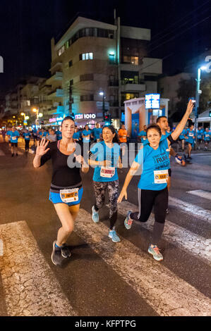 Tel Aviv Yafo, Israël. 31 octobre, 2017. Israël, Tel Aviv - 31 octobre 2017 : Nuit exécuter Tel Aviv 31.10.2017. Tel Aviv nuit Run est une course de 10 km pour les femmes, hommes, enfants de plus de 14 ans. Cet événement est organisé une fois par an. Crédit : Michael Jacobs/Alamy Live News Banque D'Images