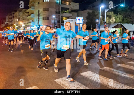 Tel Aviv Yafo, Israël. 31 octobre, 2017. Israël, Tel Aviv - 31 octobre 2017 : Nuit exécuter Tel Aviv 31.10.2017. Tel Aviv nuit Run est une course de 10 km pour les femmes, hommes, enfants de plus de 14 ans. Cet événement est organisé une fois par an. Crédit : Michael Jacobs/Alamy Live News Banque D'Images