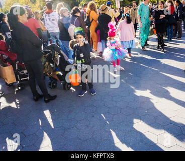 New York, USA. 31 octobre, 2017. Des centaines d'adultes et d'enfants à Washington Square Park à Greenwich Village à New York le mardi, Octobre 31, 2017 En mars La 27e assemblée annuelle de l'halloween pour enfants. Le défilé annuel de la vie de famille et de parade rassemble dans le parc de la fontaine et des marches autour du parc.. (© richard b. levine) crédit : Richard levine/Alamy live news Banque D'Images