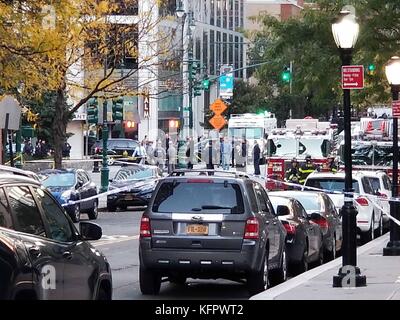 New York City, USA. 31 octobre, 2017. police, pompiers, démineurs, et les forces de sécurité intérieure zone surround où une attaque terroriste survenue à New York. Un chauffeur tue plusieurs personnes dans un camion de location à new york city, le 31 octobre 2017. Il a été signalé suspect a été capturés vivants par la police après avoir conduit un camion de location sur une piste cyclable populaire le long de la rivière Hudson dans le quartier tribeca. crédit : brigette supernova/Alamy live news Banque D'Images