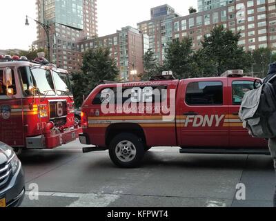 New York, États-Unis. 31 octobre 2017. La police, les pompiers, la Brigade des bombes et les forces de sécurité intérieure entourent la zone où une attaque terroriste a eu lieu à New York. Un chauffeur tue plusieurs personnes dans un camion de location à New York, le 31 octobre 2017. Il a été signalé suspect a été pris vivant par la police après avoir conduit un camion de location sur une piste cyclable populaire le long de la rivière Hudson dans le quartier de Tribeca. Crédit : Brigette Supernova/Alamy Live News Banque D'Images