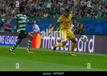 Lisbonne, Portugal. 31 octobre, 2017. La Juventus de défenseur du Brésil alex sandro (12) au cours de la partie de la 4e ronde de la Ligue des champions, groupe d, sporting v juventus crédit : Alexandre de Sousa/Alamy live news Banque D'Images