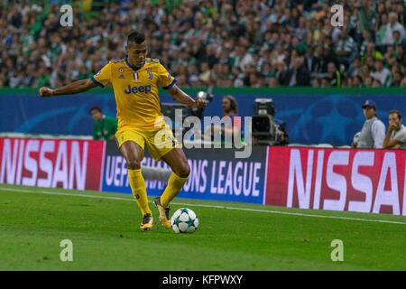 Lisbonne, Portugal. 31 octobre, 2017. La Juventus de défenseur du Brésil alex sandro (12) au cours de la partie de la 4e ronde de la Ligue des champions, groupe d, sporting v juventus crédit : Alexandre de Sousa/Alamy live news Banque D'Images