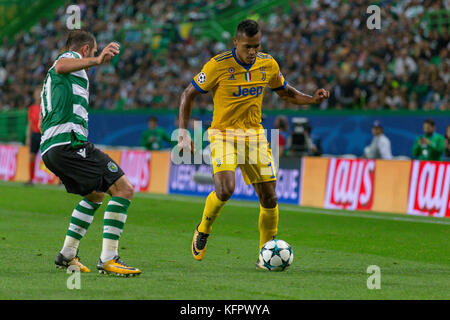 Lisbonne, Portugal. 31st octobre 2017. Le défenseur de Juventus du Brésil Alex Sandro (12) pendant le match de la manche 4th de l'UEFA Champions League Group D, Sporting v Juventus crédit: Alexandre de Sousa/Alay Live News Banque D'Images