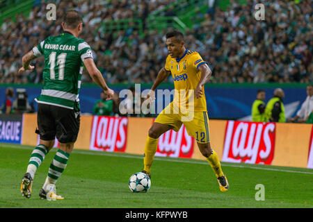 Lisbonne, Portugal. 31 octobre, 2017. La Juventus de défenseur du Brésil alex sandro (12) au cours de la partie de la 4e ronde de la Ligue des champions, groupe d, sporting v juventus crédit : Alexandre de Sousa/Alamy live news Banque D'Images