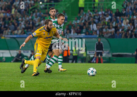 Lisbonne, Portugal. 31 octobre, 2017 la Juventus de l'avant de l'Argentine gonzalo higuain (9) rivalise avec les sportifs humains du Portugal andre pinto (6) pendant le match de la 4e ronde de la Ligue des champions, groupe d, sporting v juventus crédit : Alexandre de Sousa/Alamy live news Banque D'Images