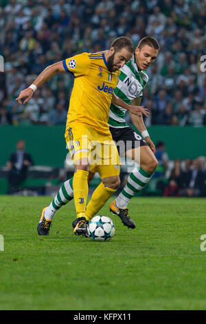 Lisbonne, Portugal. 31 octobre, 2017 la Juventus de l'avant de l'Argentine gonzalo higuain (9) rivalise avec les sportifs humains du Portugal andre pinto (6) pendant le match de la 4e ronde de la Ligue des champions, groupe d, sporting v juventus crédit : Alexandre de Sousa/Alamy live news Banque D'Images