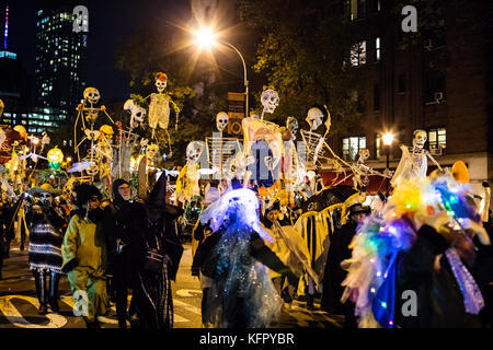 New York, USA. 1er novembre 2017. New Yorks Village annuel 2017 Parade Halloween sur 6e Avenue Crédit : Nino Marcutti/Alamy Live News Banque D'Images