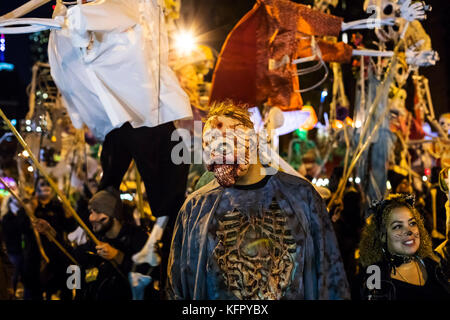 New York, USA. 1er novembre 2017. New York's Village Halloween Parade annuelle 2017 sur la 6ème Avenue Crédit : Nino Marcutti/Alamy Live News Banque D'Images