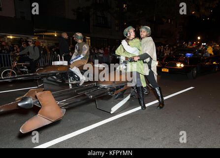 New York, États-Unis. 31 octobre, 2017. atmosphère à 44e new york city parade d'halloween dans le village sur le thème cabinet de curiosités : une ménagerie imaginaire crédit : lev radin/Alamy live news Banque D'Images