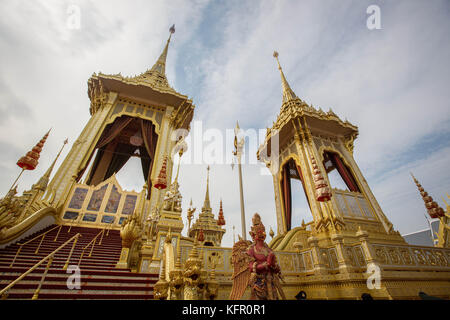 Bangkok, Thaïlande. 1er novembre 2017. Une vue générale du crématorium royal lors de la cérémonie d'ouverture visite un jour avant l'ouverture générale au public. Le site du crématorium royal sera ouvert au public pendant un mois avant son démantèlement car la Thaïlande a dépensé 90 millions de dollars américains pour construire le crématorium royal et préparer les funérailles royales du défunt roi thaïlandais Bhumibol Adulyadej (Rama IX). Crédit : ZUMA Press, Inc/Alamy Live News Banque D'Images