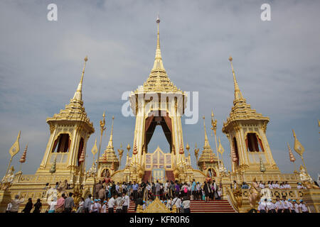 Bangkok, Thaïlande. 1er novembre 2017. Une vue générale du crématorium royal lors de la cérémonie d'ouverture visite un jour avant l'ouverture générale au public. Le site du crématorium royal sera ouvert au public pendant un mois avant son démantèlement car la Thaïlande a dépensé 90 millions de dollars américains pour construire le crématorium royal et préparer les funérailles royales du défunt roi thaïlandais Bhumibol Adulyadej (Rama IX). Crédit : ZUMA Press, Inc/Alamy Live News Banque D'Images