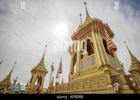 Bangkok, Thaïlande. 1er novembre 2017. Une vue générale du crématorium royal lors de la cérémonie d'ouverture visite un jour avant l'ouverture générale au public. Le site du crématorium royal sera ouvert au public pendant un mois avant son démantèlement car la Thaïlande a dépensé 90 millions de dollars américains pour construire le crématorium royal et préparer les funérailles royales du défunt roi thaïlandais Bhumibol Adulyadej (Rama IX). Crédit : ZUMA Press, Inc/Alamy Live News Banque D'Images