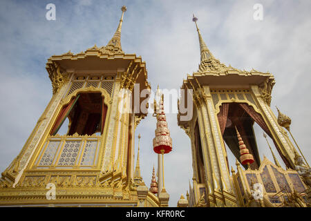 Bangkok, Thaïlande. 1er novembre 2017. Une vue plus rapprochée du crématorium royal lors de la cérémonie d'ouverture visite un jour avant l'ouverture générale au public. Le site du crématorium royal sera ouvert au public pendant un mois avant son démantèlement car la Thaïlande a dépensé 90 millions de dollars américains pour construire le crématorium royal et préparer les funérailles royales du défunt roi thaïlandais Bhumibol Adulyadej (Rama IX). Crédit : ZUMA Press, Inc/Alamy Live News Banque D'Images