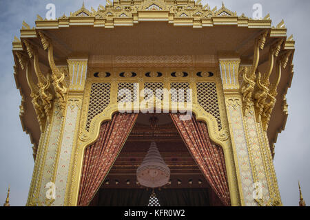 Bangkok, Thaïlande. 1er novembre 2017. Une vue plus rapprochée du crématorium royal lors de la cérémonie d'ouverture visite un jour avant l'ouverture générale au public. Le site du crématorium royal sera ouvert au public pendant un mois avant son démantèlement car la Thaïlande a dépensé 90 millions de dollars américains pour construire le crématorium royal et préparer les funérailles royales du défunt roi thaïlandais Bhumibol Adulyadej (Rama IX). Crédit : ZUMA Press, Inc/Alamy Live News Banque D'Images