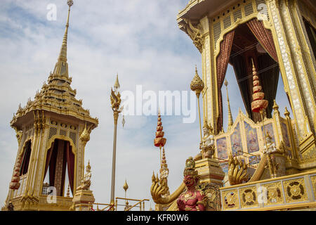 Bangkok, Thaïlande. 1er novembre 2017. Une vue générale du crématorium royal lors de la cérémonie d'ouverture visite un jour avant l'ouverture générale au public. Le site du crématorium royal sera ouvert au public pendant un mois avant son démantèlement car la Thaïlande a dépensé 90 millions de dollars américains pour construire le crématorium royal et préparer les funérailles royales du défunt roi thaïlandais Bhumibol Adulyadej (Rama IX). Crédit : ZUMA Press, Inc/Alamy Live News Banque D'Images