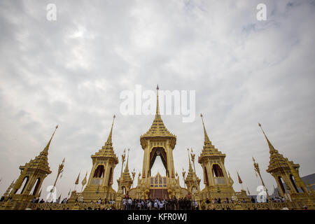 Bangkok, Thaïlande. 1er novembre 2017. Une vue générale du crématorium royal lors de la cérémonie d'ouverture visite un jour avant l'ouverture générale au public. Le site du crématorium royal sera ouvert au public pendant un mois avant son démantèlement car la Thaïlande a dépensé 90 millions de dollars américains pour construire le crématorium royal et préparer les funérailles royales du défunt roi thaïlandais Bhumibol Adulyadej (Rama IX). Crédit : ZUMA Press, Inc/Alamy Live News Banque D'Images