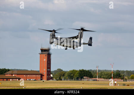 Bell Boeing annonce-22B Osprey du 7e Escadron d'opérations spéciales de la RAF basé à Suffolk, Angleterre, à l'atterrissage près de la tour de contrôle de base Banque D'Images