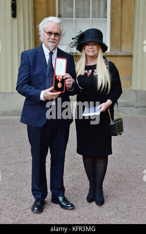 Sir Billy Connolly et sa femme Pamela Stephenson après avoir été chevalier par le duc de Cambridge lors d'une cérémonie d'investiture à Buckingham Palace, Londres. Banque D'Images