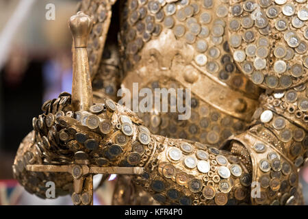 Détail de l'concepteur théâtrales debbie rees deacon's creation, une statue du roi Midas fabriqué à partir d'une livre de monnaie et d'autres matériaux recyclés, au centre de la ferronnerie britannique à oswestry, Shropshire. Banque D'Images