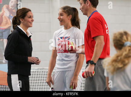 La duchesse de Cambridge (à gauche) parle avec la joueuse britannique Johanna Konta (au centre) alors qu'elle se prépare à participer à une session tennis for Kids lors d'une visite à la Lawn tennis Association (LTA) au National tennis Centre dans le sud-ouest de Londres. Banque D'Images