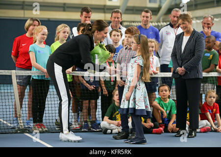 La duchesse de Cambridge (à gauche) reçoit un bouquet de fleurs lors d'une visite à la Lawn tennis Association (LTA) au National tennis Centre dans le sud-ouest de Londres. Banque D'Images