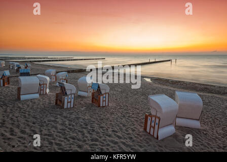 Coucher de soleil sur la plage de la mer Baltique de Nienhagen, Mecklembourg-Poméranie occidentale Banque D'Images