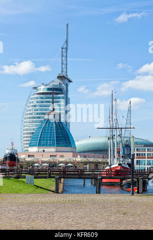 Centre commercial Mediterraneo, Atlantic Hotel Sail City et Klimahaus Bremerhaven, vue depuis le port du musée Banque D'Images