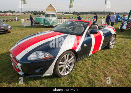 Dunsfold, uk - 26 août 2017 : special edition jaguar XK convertible top liste déroulante avec go peinture drapeau lors d'un rassemblement de véhicules anciens à dunsfold, Banque D'Images