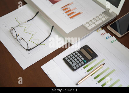 Les finances, la fiscalité, la comptabilité, les statistiques et analytiques du concept de recherche Banque D'Images