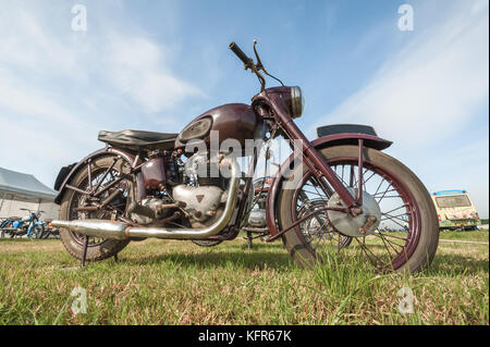 Dunsfold, uk - 26 août 2017 : Gros plan grand angle d'une moto Triumph vintage britannique lors d'un rassemblement de véhicules classiques et modernes à dunsfold, Banque D'Images