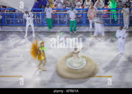 Au cours de la parade de l'école de samba carnaval de Rio de Janeiro à Sambódromo (Marques de Sapucai). Banque D'Images