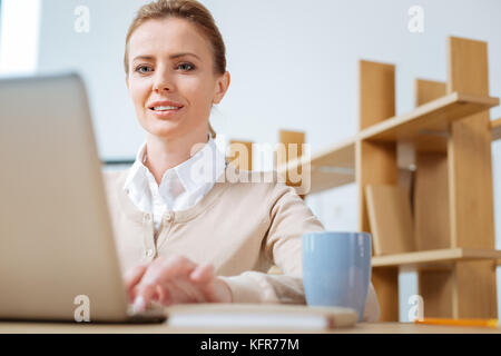 Optimiste femme travaillant au bureau Banque D'Images