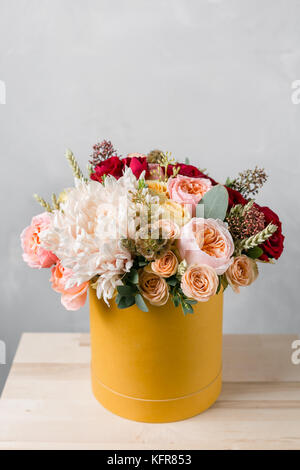 En fleurs de Luxe ronde présente fort. bouquet de fleurs en papier jaune fort. Banque D'Images