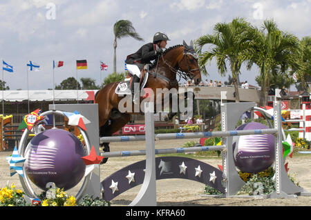 Georgina Bloomberg (USA), fille de l'ex New York, le maire Michael Bloomberg, riding Star Apple, Winter Equestrian Festival de Wellington, Floride, mars 2007 Banque D'Images