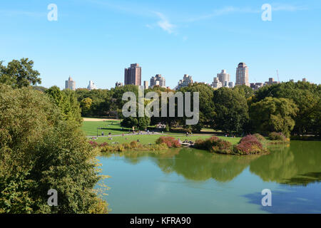 NEW YORK - 20 OCTOBRE 2017 : Turtle Pond à Central Park, Manhattan. Les touristes apprécient le soleil du début de l'automne dans le parc urbain de 843 hectares. Gratte-ciel du Banque D'Images