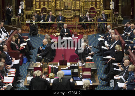 Lord Speaker Lord Fowler (au centre) écoute le débat après avoir remis un rapport aux membres de la Chambre des Lords à Londres, où il a averti ses pairs que la taille de la Chambre des Lords frappera 1,000 si les partis politiques ne parviennent pas à soutenir leurs projets de réduction des nombres. Banque D'Images