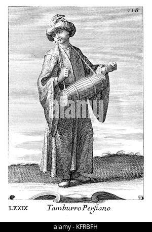 Petit homme jouant (persan) baril tambour, joué avec les mains. Illustration de Filippo Bonanni's "Gabinetto Armonico" publié en 1723, l'Illustration 79. Gravure par Arnold van Westerhout. Sous-titre suivant Tamburro Persiano. Banque D'Images