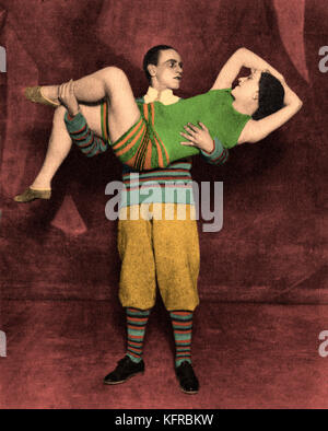 Bronislava Nijinska & Anton Dolin comme le champion de tennis et le champion de natation dans le Train bleu. Inspiré par train express de luxe du même nom, ce ballet a été créé par Serge Diaghilev, avec une histoire de Jean Cocteau, musique de Darius Milhaud, costumes par Coco Chanel et un rideau peint par Pablo Picasso. Créée le 20 juin 1924, au Théâtre des Champs-Élysées, Paris ANNONCE : Sydney Francis Patrick Healey-Kay Français, danseuse de ballet, 27 juillet, 1904 - 25 novembre, 1983. BN : Fédération de ballerine et chorégraphe, 8 janvier, 1891 - 22 Février, 1972. Banque D'Images