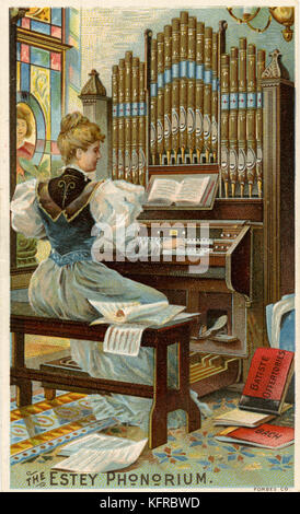 L'Estey Phonorium - illustration. Harmonium joué par une jeune femme en robe de style édouardien. Orgue fabriqué par l'Estey Organ Company, New York, USA. Banque D'Images