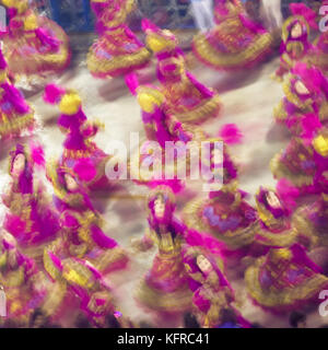 Show avec décorations sur carnaval de Rio de Janeiro, Brésil. Le Carnaval de Rio est le plus grand carnaval du monde. Banque D'Images