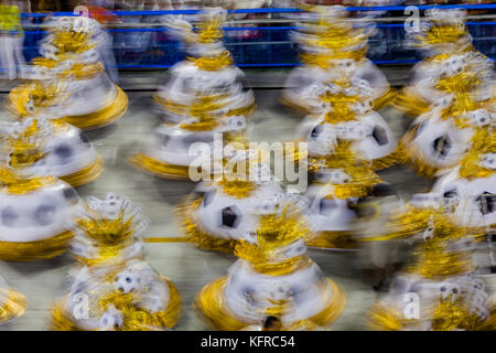 Défilé de l'école de samba, sont vus marcher dans l'avenue Marques de Sapucai, durant le carnaval de Rio de Janeiro. Sambódromo. Banque D'Images