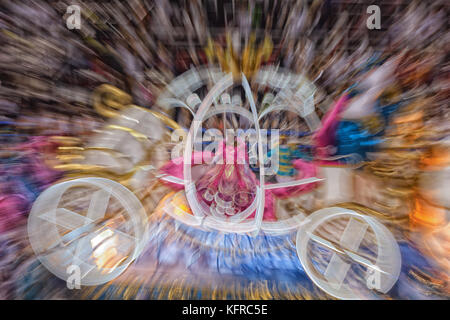 Show avec décorations sur carnaval de Rio de Janeiro au Brésil. Le Carnaval de Rio est le plus grand carnaval du monde. Banque D'Images