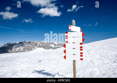Panneau vierge dans les montagnes enneigées avec de nombreuses directions Banque D'Images