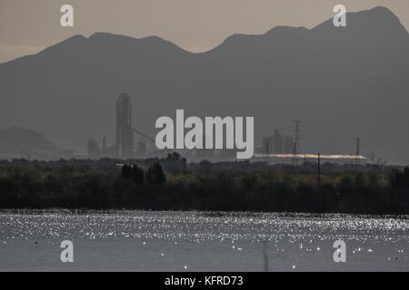 Soleil sur le barrage de Hermosillo, Sonora, Mexique. Le barrage de l'eau. Vue sur le parc industriel de Hermosillo. Banque D'Images