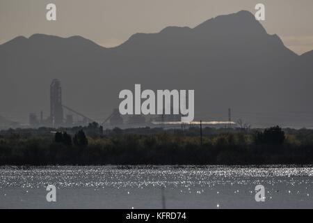 Soleil sur le barrage de Hermosillo, Sonora, Mexique. Le barrage de l'eau. Vue sur le parc industriel de Hermosillo. Banque D'Images