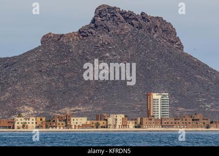 Plage, mer, sahuaros, cactus, désert océanique, port, point de vue et colline de Tetacahui dans le port de San Carlos, Sonora, Mexique. Golfe de Californie Banque D'Images