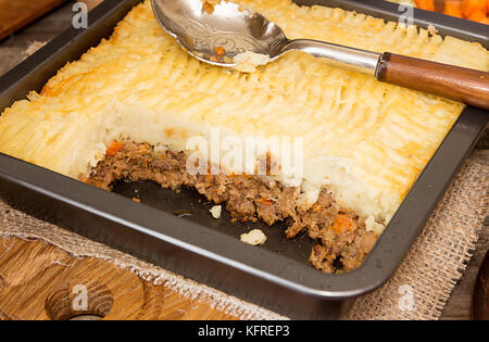 Shepherd's pie plat traditionnel anglais. Tarte sur plaque. Recette avec la viande hachée, l'agneau, carotte, oignon, céleri, purée de pommes de terre cuites dans la casserole. Rustic Banque D'Images
