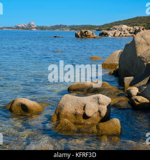 Vue sur les formations rocheuses de la plage de Cala Ginepro, sur la Costa Smeralda, en Sardaigne, en Italie Banque D'Images